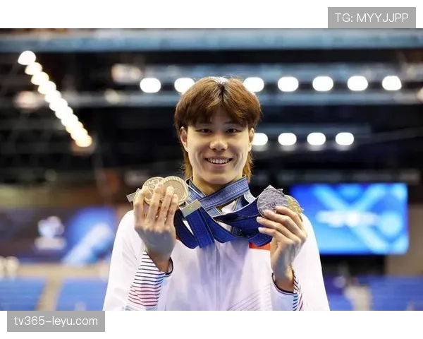 覃海洋强势领跑50米蛙泳决赛，刷新个人最佳成绩