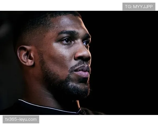 安东尼·约书亚健身房开得比夜店还忙，他到底有多少私人教练在伺候？